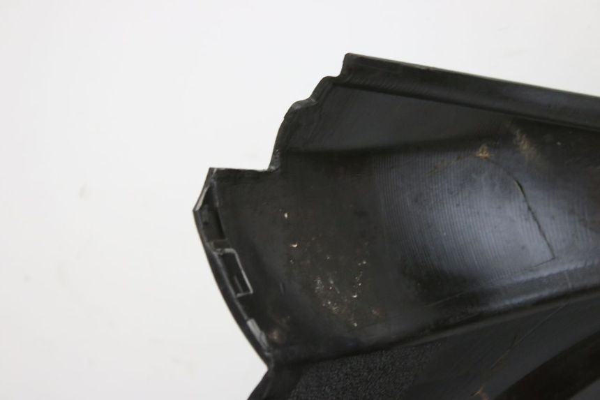 photo de CACHE SOUS SELLE DROIT KEEWAY OUTLOOK 125 (2007 - 2013) - Gros plan technique