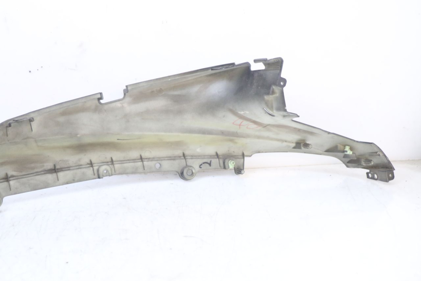 photo de CACHE SOUS SELLE DROIT PEUGEOT DJANGO 125 (2014 - 2017) - État de surface