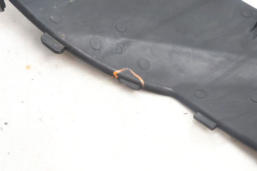 photo de CACHE SOUS SELLE DROIT DAELIM S2 125 (2006 - 2007) - Détail de la pièce