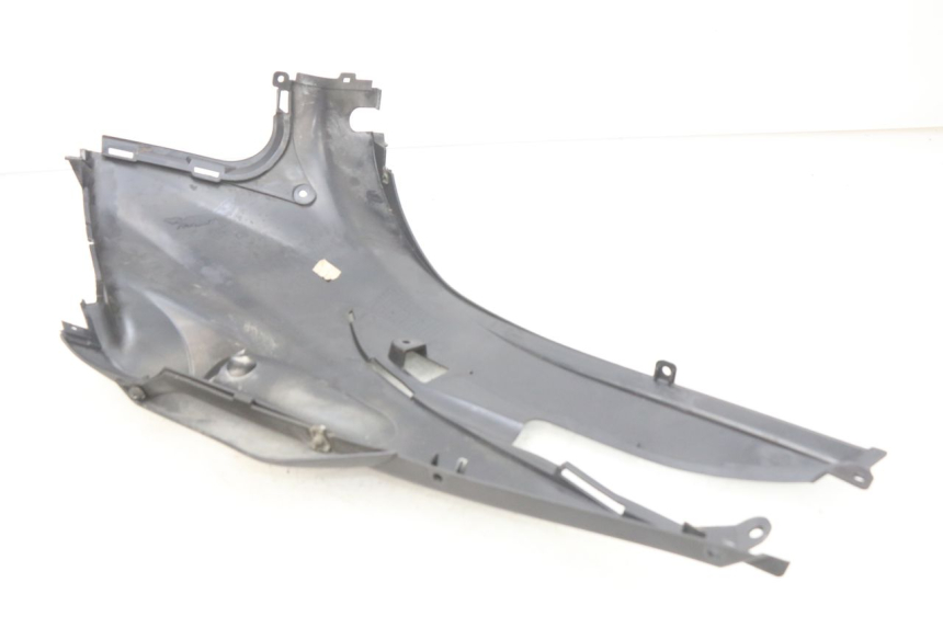 photo de CACHE SOUS SELLE DROIT SUZUKI SIXTEEN 125 (2008 - 2010) - Détail de la pièce