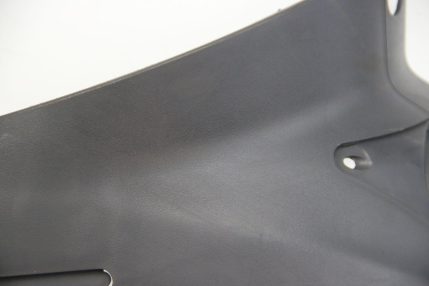 photo de CACHE SOUS SELLE DROIT SUZUKI SIXTEEN 125 (2008 - 2010) - Marquages et références