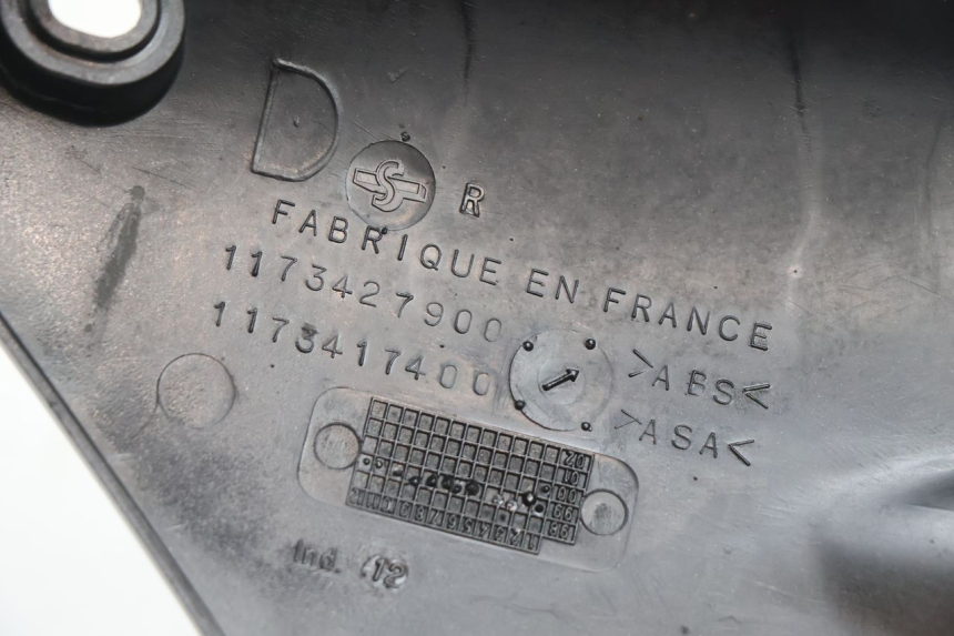photo de CACHE SOUS SELLE DROIT PEUGEOT SPEEDFIGHT 2 AC 50 (2000 - 2009) - Vue d’ensemble