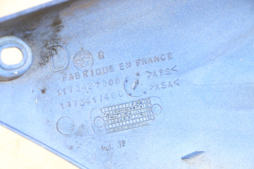 photo de CACHE SOUS SELLE DROIT PEUGEOT SPEEDFIGHT 2 LC 50 (2000 - 2009) - Zoom état d’usage