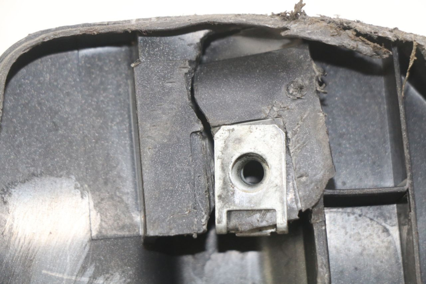 photo de CACHE SOUS SELLE DROIT APRILIA SR 2T 50 (2012 - 2017) - Détail de la pièce