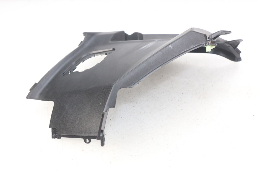 photo de CACHE SOUS SELLE DROIT PEUGEOT STREETZONE 4T 50 (2018 - 2023) - Gros plan technique