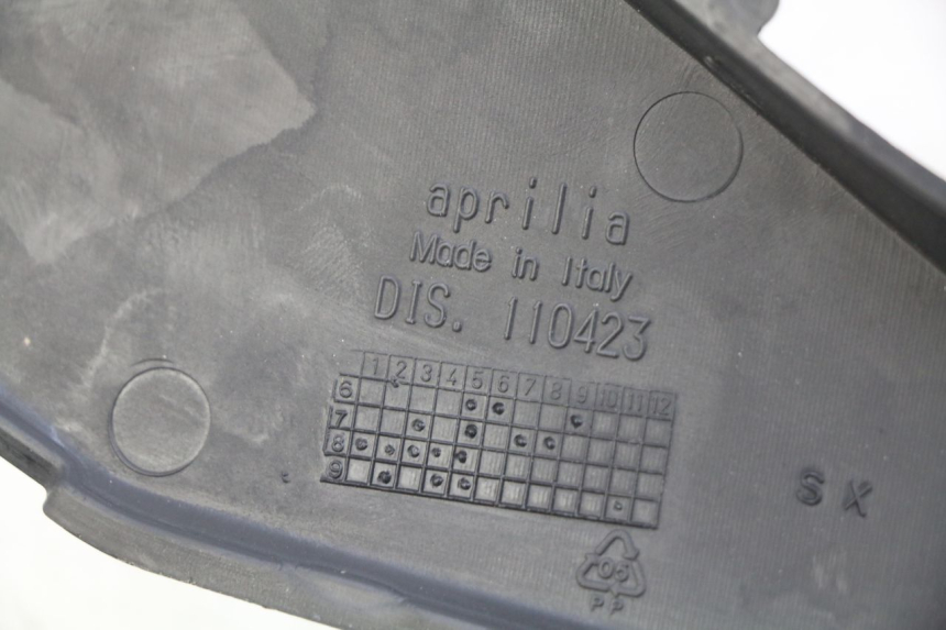photo de CACHE SOUS SELLE DROIT APRILIA SX 50 (2011 - 2017) - Détail de la pièce