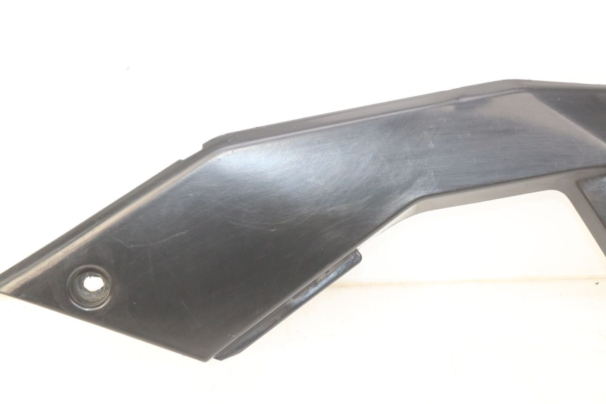 photo de CACHE SOUS SELLE DROIT APRILIA SX 50 (2011 - 2017) - Gros plan technique