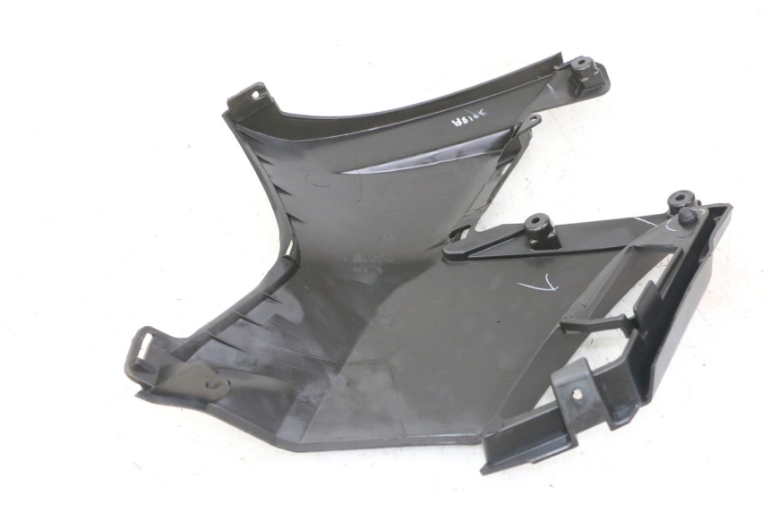 photo de CACHE SOUS SELLE DROIT APRILIA SXR 50 (2021 - 2023) - Détail de la pièce