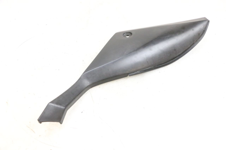 photo de CACHE SOUS SELLE DROIT YAMAHA TZR 50 (2008 - 2016) - Gros plan technique