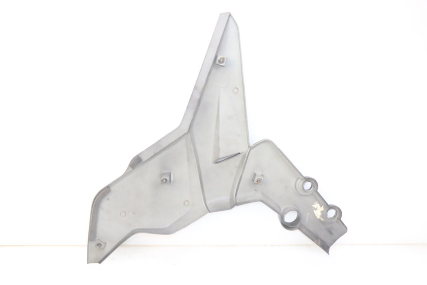 photo de CACHE SOUS SELLE DROIT SYM WOLF SB 125 (2011 - 2018) - Gros plan technique