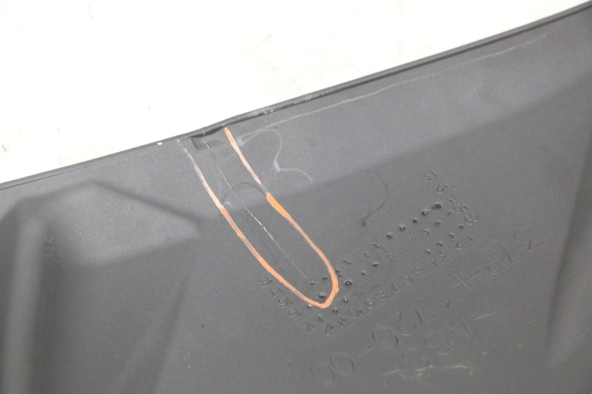 photo de CACHE SOUS SELLE DROIT YAMAHA X-MAX XMAX 125 (2010 - 2013) - Détail de la pièce