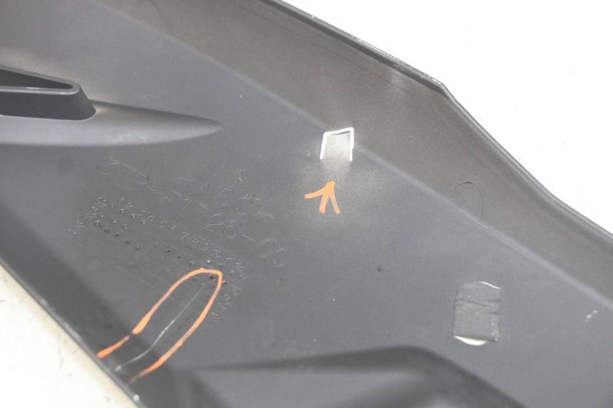 photo de CACHE SOUS SELLE DROIT YAMAHA X-MAX XMAX 125 (2010 - 2013) - Gros plan technique