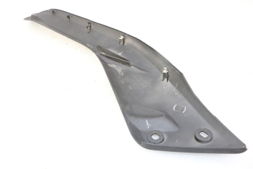 photo de CACHE SOUS SELLE DROIT YAMAHA X-MAX XMAX 125 (2010 - 2013) - Détail de la pièce