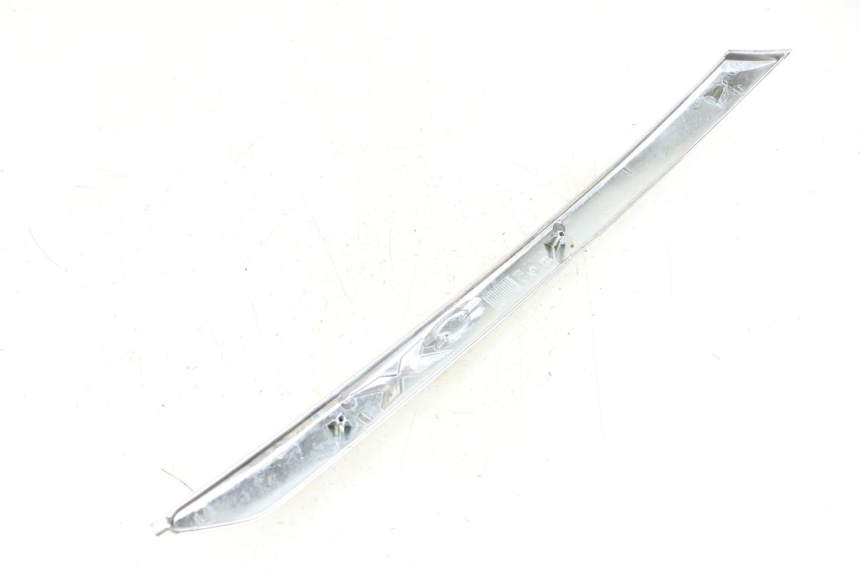 photo de Couvercle sous selle droit PIAGGIO X8 125 (2004 - 2007) - Gros plan technique