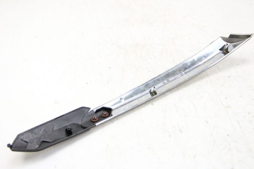 photo de CACHE SOUS SELLE DROIT PIAGGIO XEVO - X EVO 125 (2007 - 2017) - Détail de la pièce