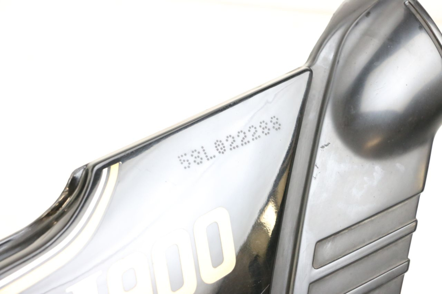 photo de CACHE SOUS SELLE DROIT YAMAHA XJ F 900 (1983 - 1994) - Détail de la pièce