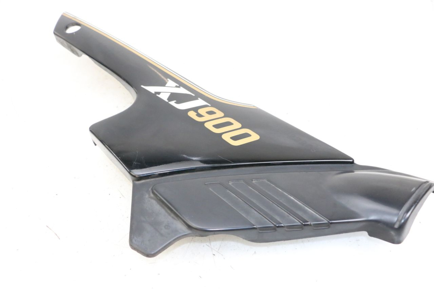 photo de CACHE SOUS SELLE DROIT YAMAHA XJ F 900 (1983 - 1994) - Gros plan technique