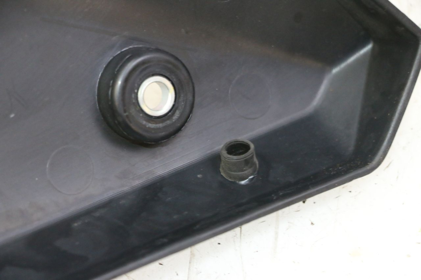 photo de CACHE SOUS SELLE DROIT YAMAHA XJ6 ABS 600 (2008 - 2016) - Détail de la pièce