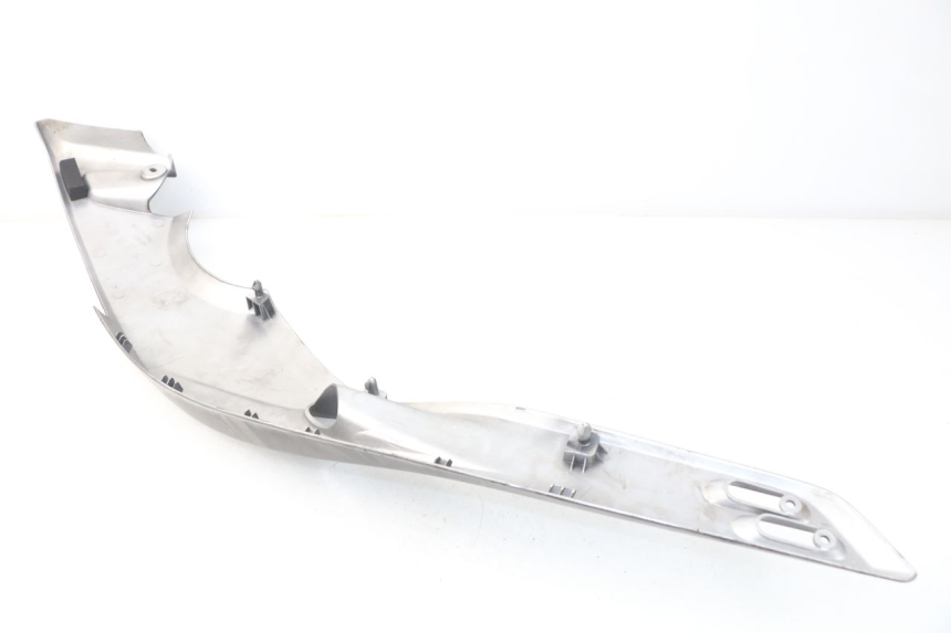 photo de CACHE SOUS SELLE DROIT YAMAHA XP T-MAX TMAX ABS 500 (2004 - 2007) - Détail de la pièce