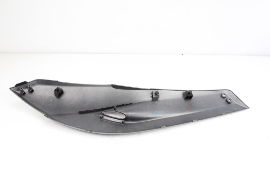 photo de CACHE SOUS SELLE DROIT YAMAHA XP T-MAX TMAX 500 (2008 - 2012) - Gros plan technique