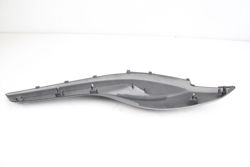 photo de CACHE SOUS SELLE DROIT YAMAHA XP T-MAX TMAX 500 (2008 - 2012) - Vue d’ensemble