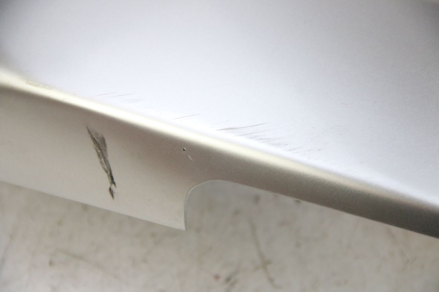 photo de CACHE SOUS SELLE DROIT YAMAHA XP T-MAX TMAX 500 (2004 - 2007) - Zoom état d’usage