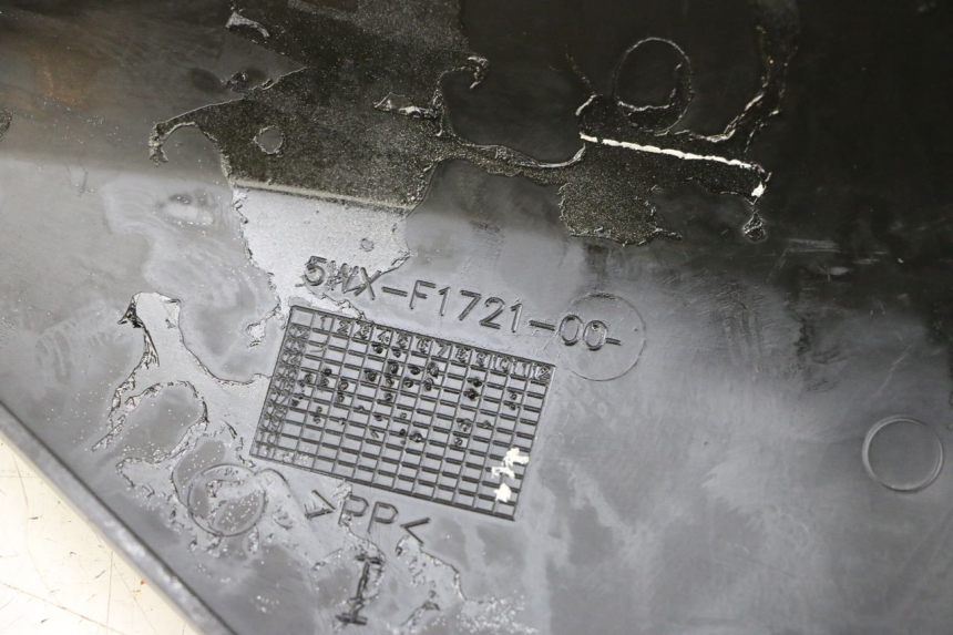 photo de CACHE SOUS SELLE DROIT YAMAHA TZR 50 (2008 - 2016) - Détail de la pièce