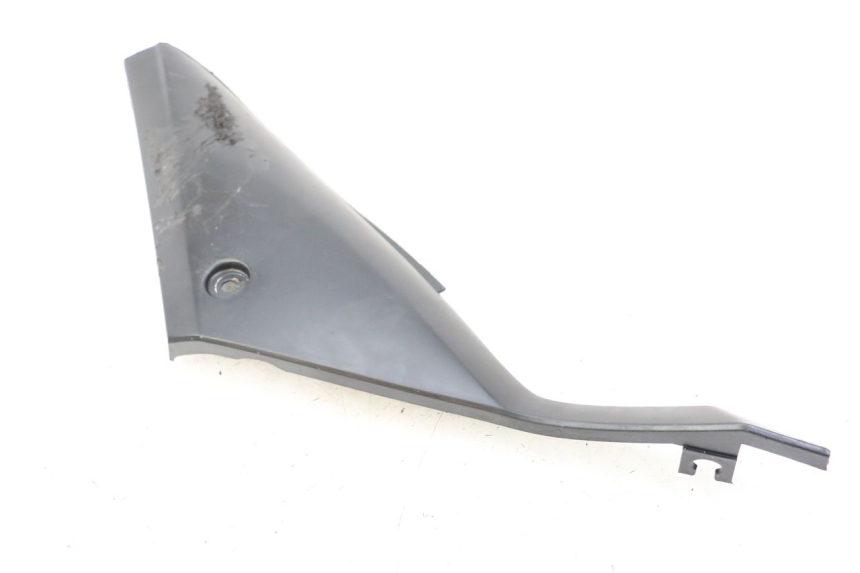 photo de CACHE SOUS SELLE DROIT YAMAHA TZR 50 (2008 - 2016) - Gros plan technique
