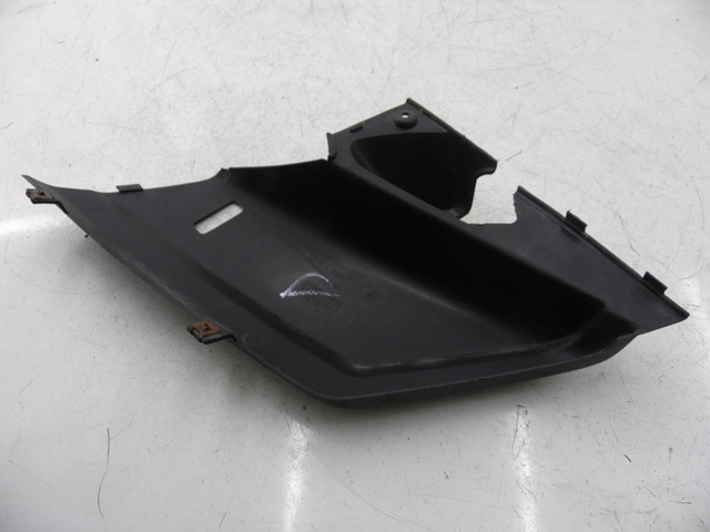 photo de CACHE SOUS SELLE DROIT YAMAHA XMAX X-MAX 125 (2006 - 2009) - Détail de la pièce