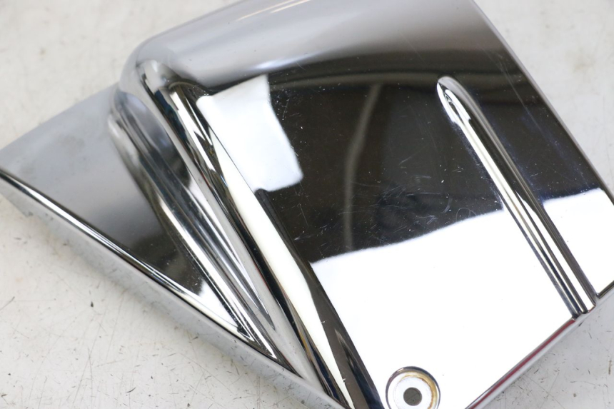 photo de CACHE SOUS SELLE DROIT YAMAHA XVS DRAG STAR DRAGSTAR 650 (1997 - 2007) - Gros plan technique