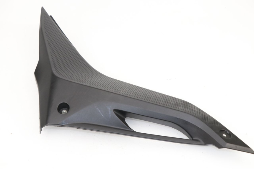 photo de CACHE SOUS SELLE DROIT YAMAHA YZF R 125 (2008 - 2013) - Détail de la pièce