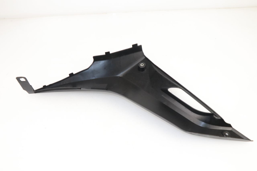 photo de CACHE SOUS SELLE DROIT YAMAHA YZF R 125 (2008 - 2013) - Gros plan technique