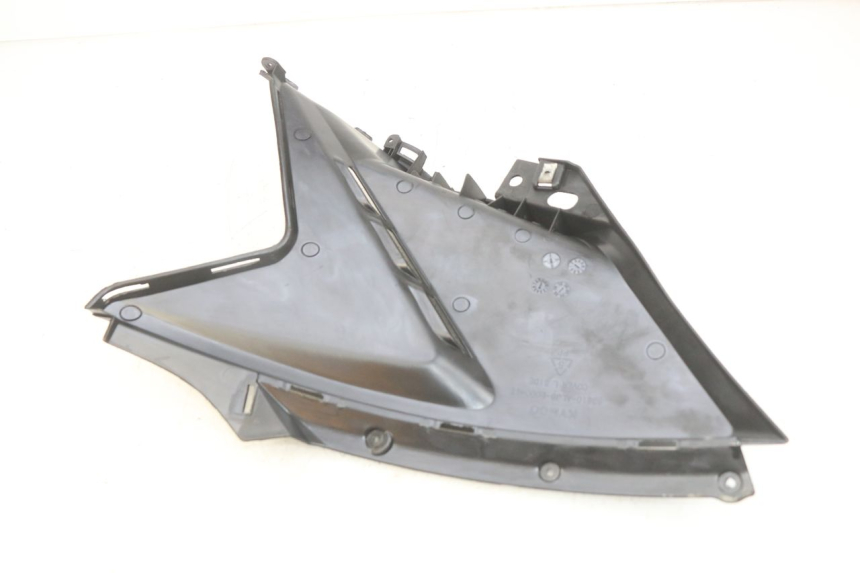 photo de CACHE SOUS SELLE GAUCHE KYMCO AGILITY 16+ 4T 50 (2018 - 2023) - Détail de la pièce