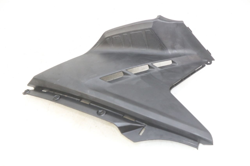 photo de CACHE SOUS SELLE GAUCHE KYMCO AGILITY 16+ 4T 50 (2018 - 2023) - Gros plan technique