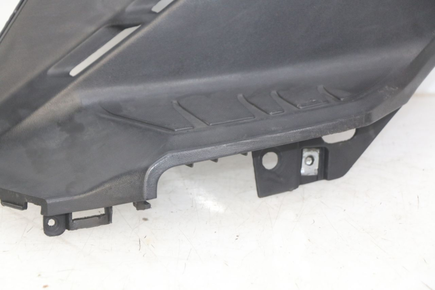 photo de CACHE SOUS SELLE GAUCHE KYMCO AGILITY 16+ 4T 50 (2018 - 2023) - Vue d’ensemble