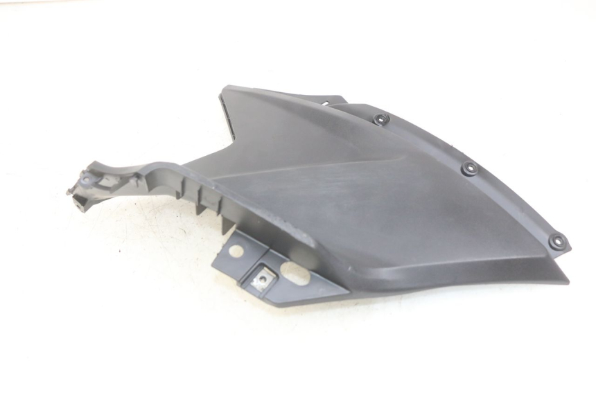 photo de CACHE SOUS SELLE GAUCHE KYMCO AGILITY 16+ 4T 50 (2018 - 2023) - Gros plan technique