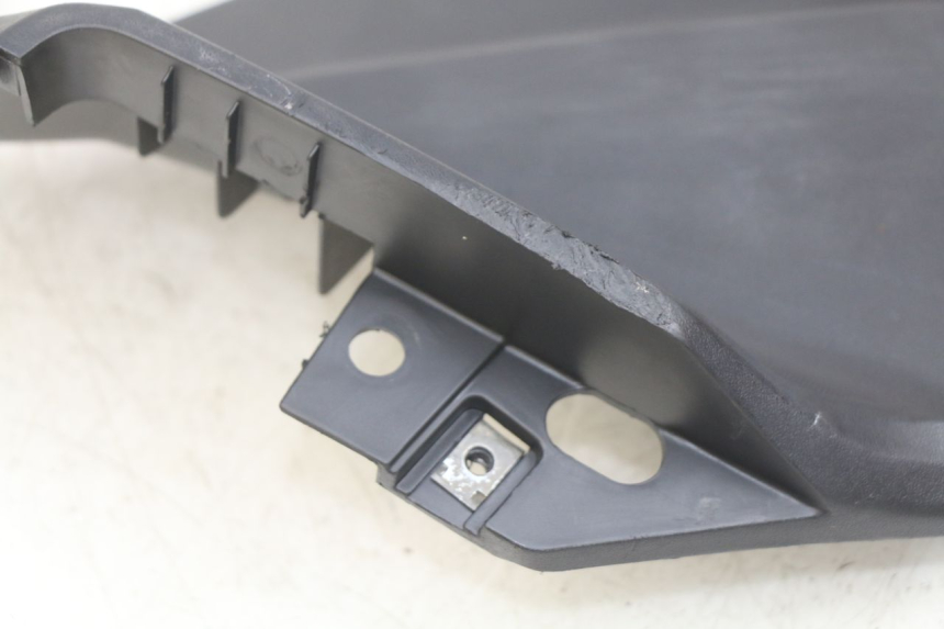 photo de CACHE SOUS SELLE GAUCHE KYMCO AGILITY 16+ 4T 50 (2018 - 2023) - Vue d’ensemble