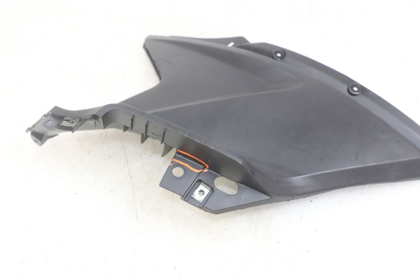 photo de CACHE SOUS SELLE GAUCHE KYMCO AGILITY 16+ 4T 50 (2018 - 2023) - Zoom état d’usage