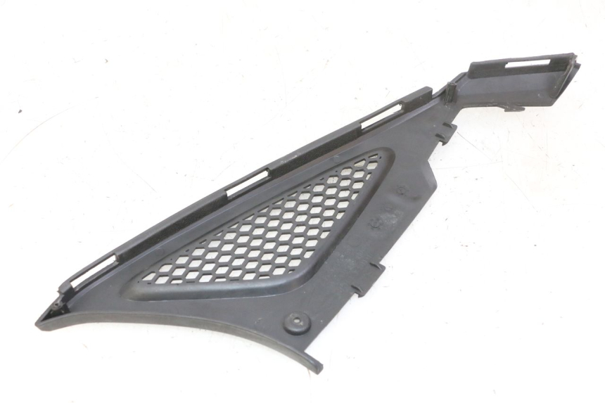 photo de CACHE SOUS SELLE GAUCHE KYMCO AGILITY NAKED RENOUVO 2T 50 (2011 - 2018) - Gros plan technique