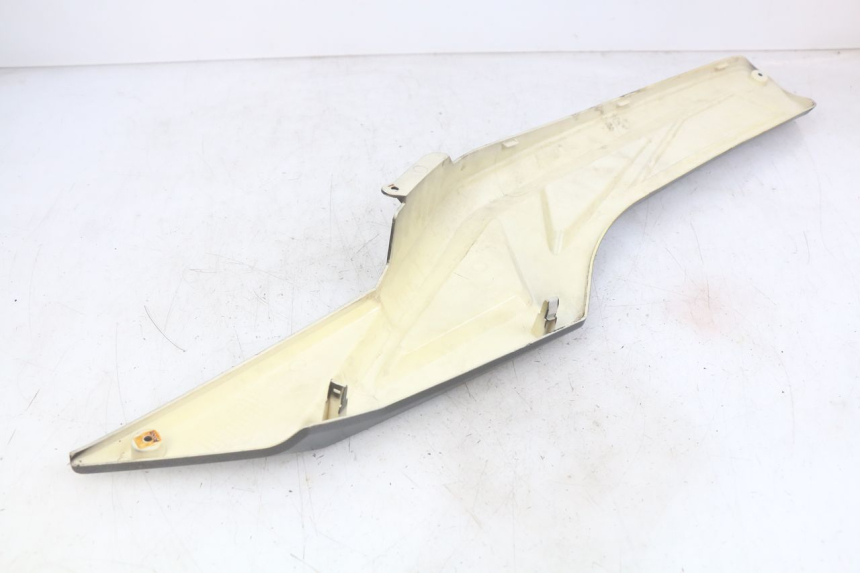 photo de CACHE SOUS SELLE GAUCHE NECO ALEXONE 125 (2017 - 2024) - Gros plan technique