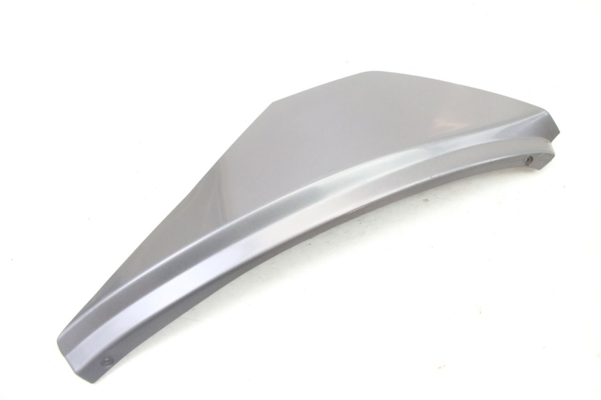 photo de CACHE SOUS SELLE GAUCHE APRILIA ATLANTIC 125 (2003 - 2009) - Détail de la pièce