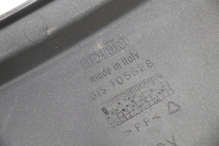 photo de CACHE SOUS SELLE GAUCHE APRILIA ATLANTIC 125 (2003 - 2009) - Gros plan technique