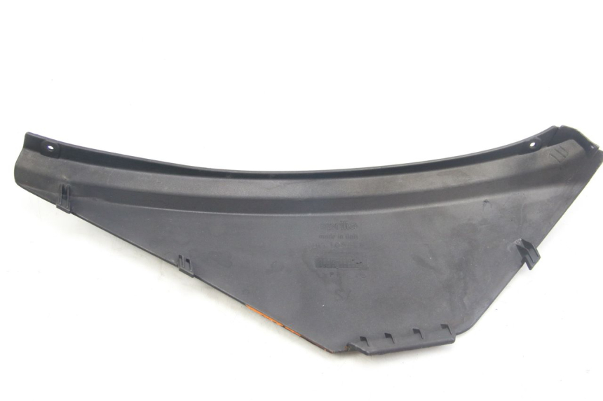 photo de CACHE SOUS SELLE GAUCHE APRILIA ATLANTIC 500 (2002 - 2003) - Détail de la pièce