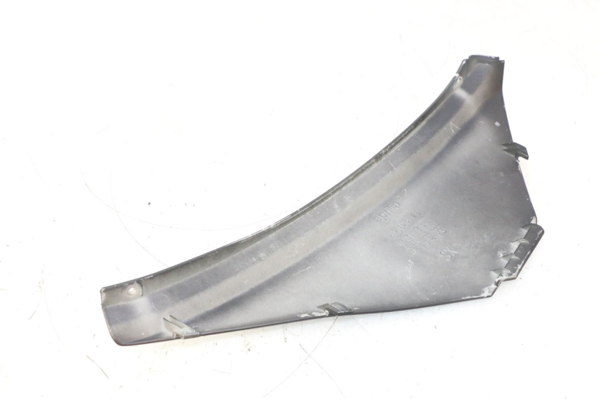 photo de CACHE SOUS SELLE GAUCHE APRILIA ATLANTIC S 125 (2010 - 2013) - Autre angle de vue