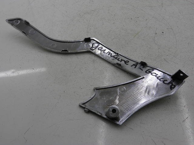 photo de CACHE SOUS SELLE GAUCHE BENZHOU YY50QT31 VINTAGE 50 (2009 - 2012) - Détail de la pièce