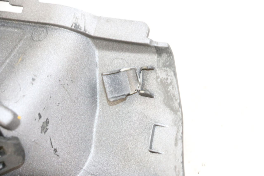 photo de CACHE SOUS SELLE GAUCHE SUZUKI BURGMAN 650 (2013 - 2020) - Zoom état d’usage