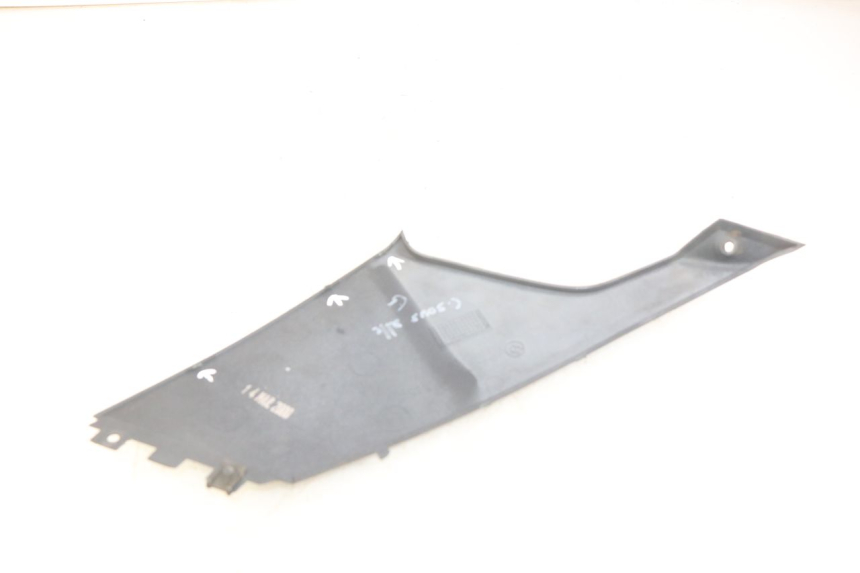 photo de CACHE SOUS SELLE GAUCHE BMW C1 125 (2000 - 2003) - Détail de la pièce