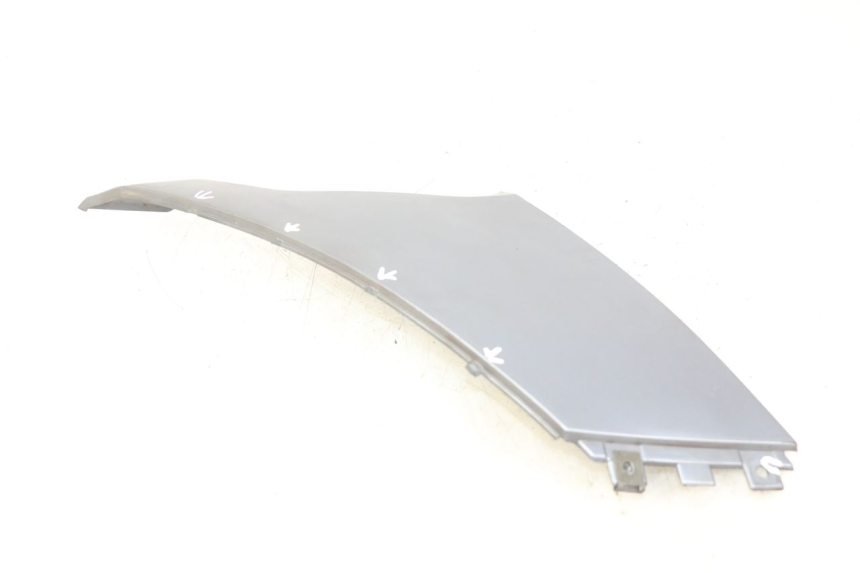 photo de CACHE SOUS SELLE GAUCHE BMW C1 125 (2000 - 2003) - Gros plan technique