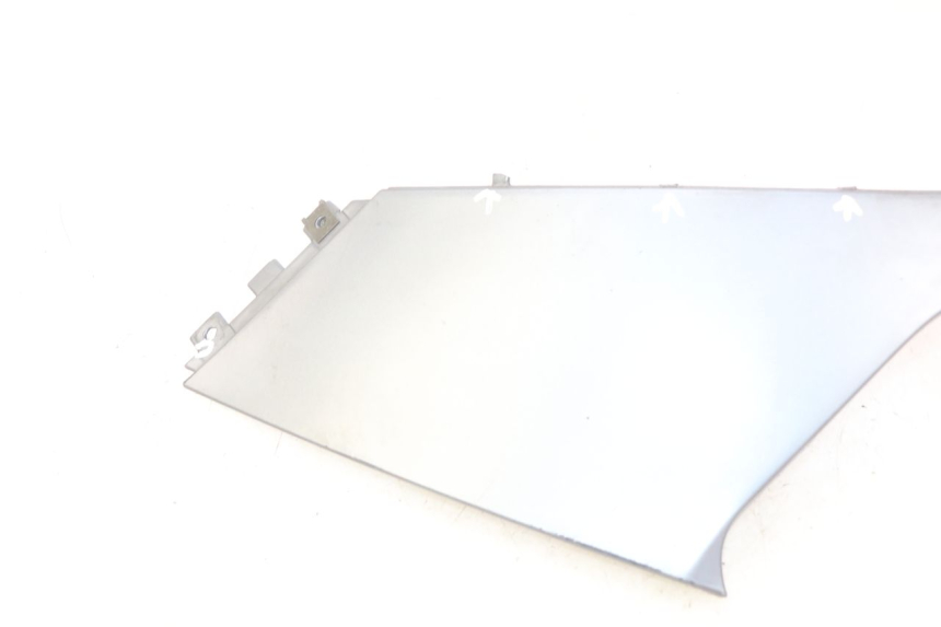 photo de CACHE SOUS SELLE GAUCHE BMW C1 125 (2000 - 2003) - Points de fixation