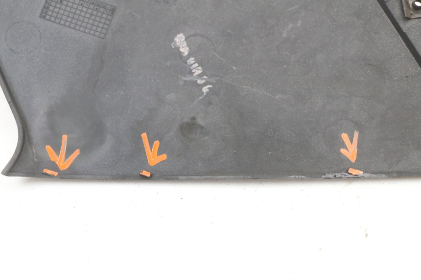 photo de CACHE SOUS SELLE GAUCHE BMW C1 125 (2000 - 2003) - Gros plan technique